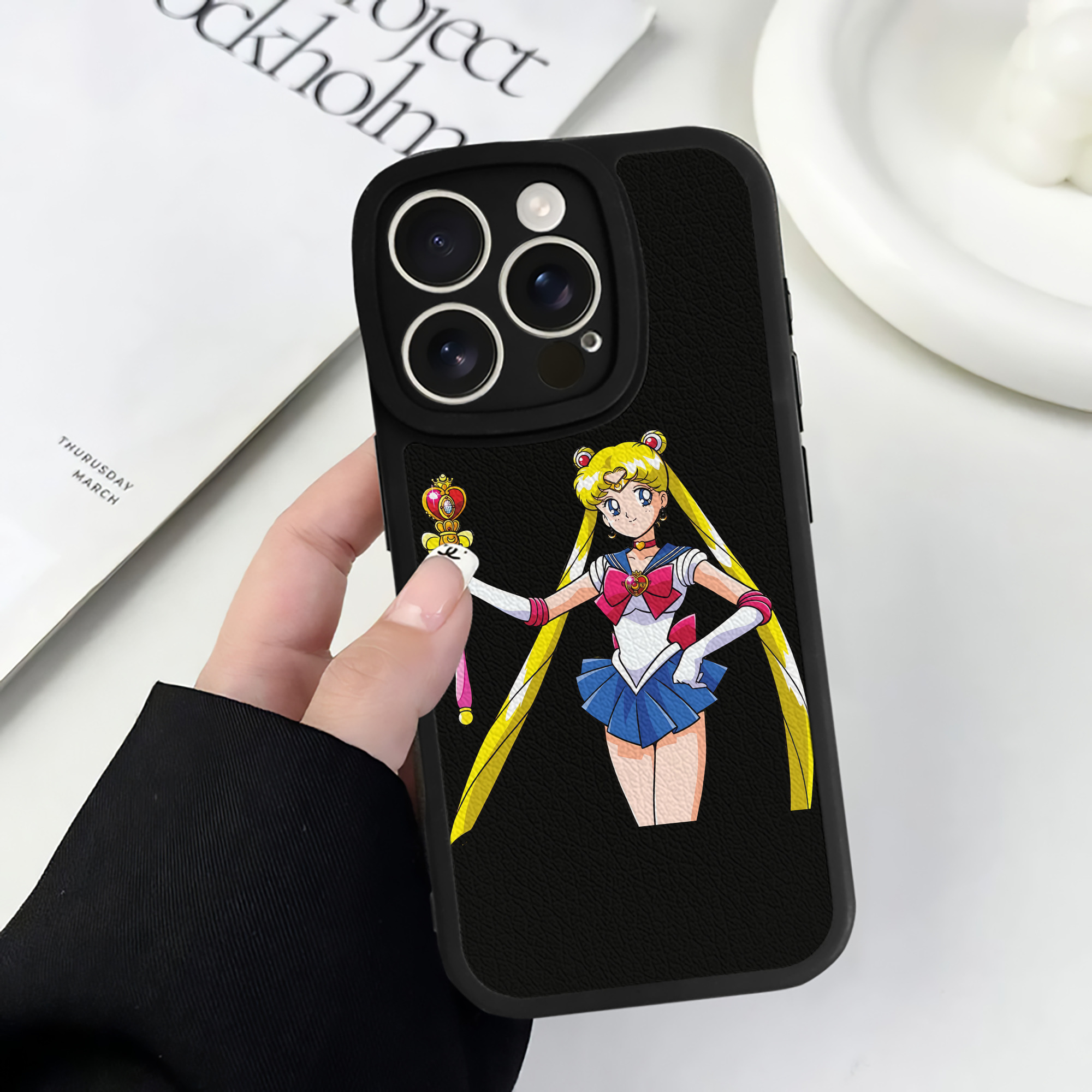 （画像用） 美少女戦士セーラームーン 月野 うさぎ つきの うさぎ Sailor Moon Tsukino Usagi 【iPhone 16シリーズ対応】シリコンスマホケース（レザー調） 材質：シリコン